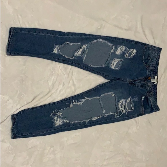 Forever 21 Denim - Forever 21 Ripped Mom or Boyfriend Jeans Size 27 Forever 21 Denim - Forever 21 Ripped Mom or Boyfriend Jeans Size 27